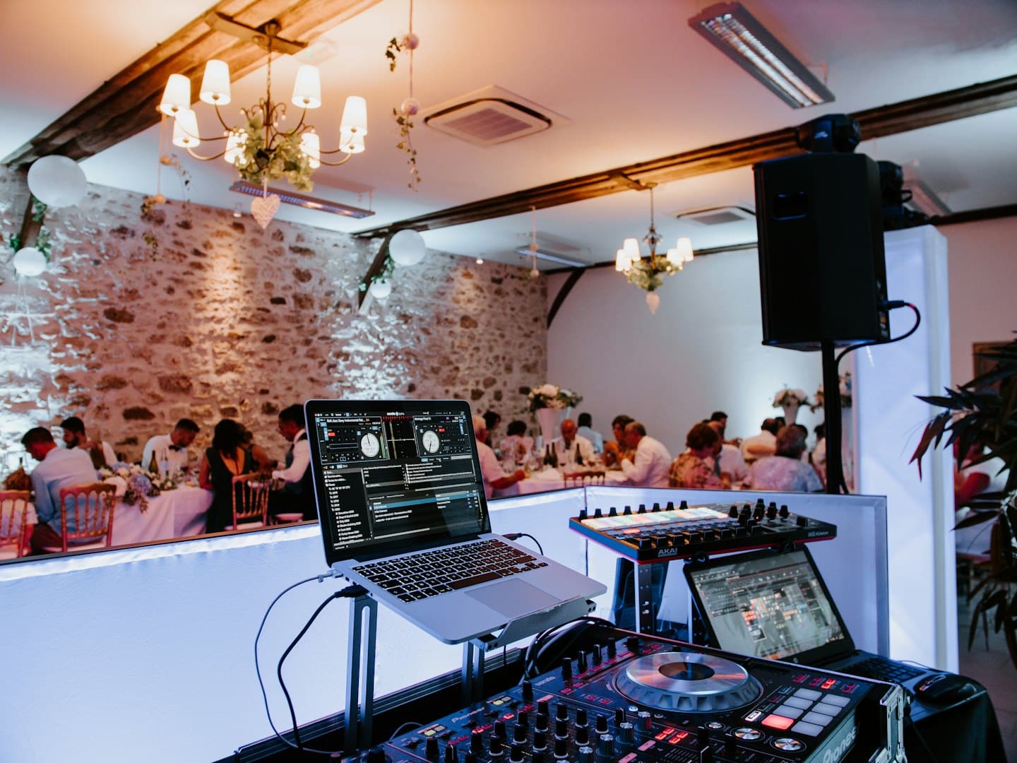 Professionelle DJ-Ausrüstung für eine private Feier aufgebaut.